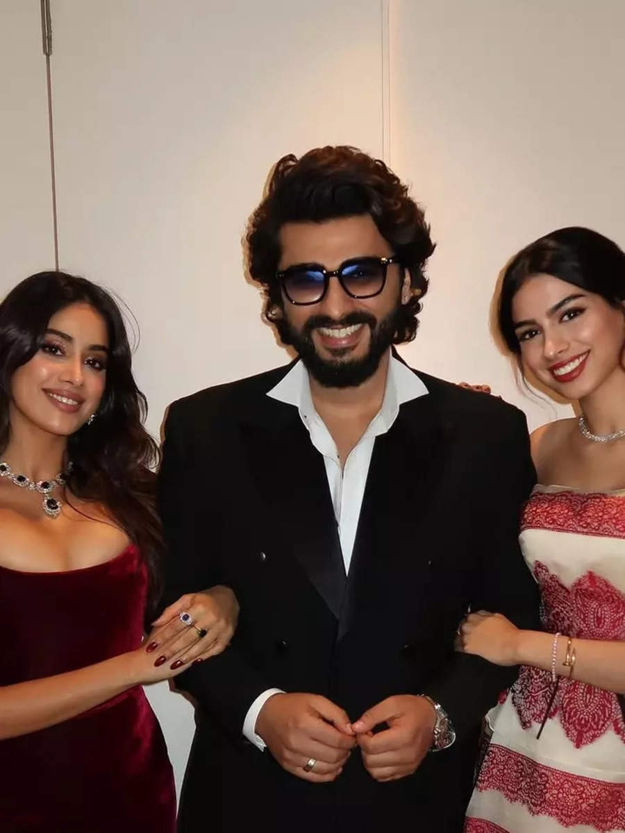 Janhvi Kapoor Poses With Radhika Merchant, Arjun Kapoor, Others In UNSEEN Pics From Xmas