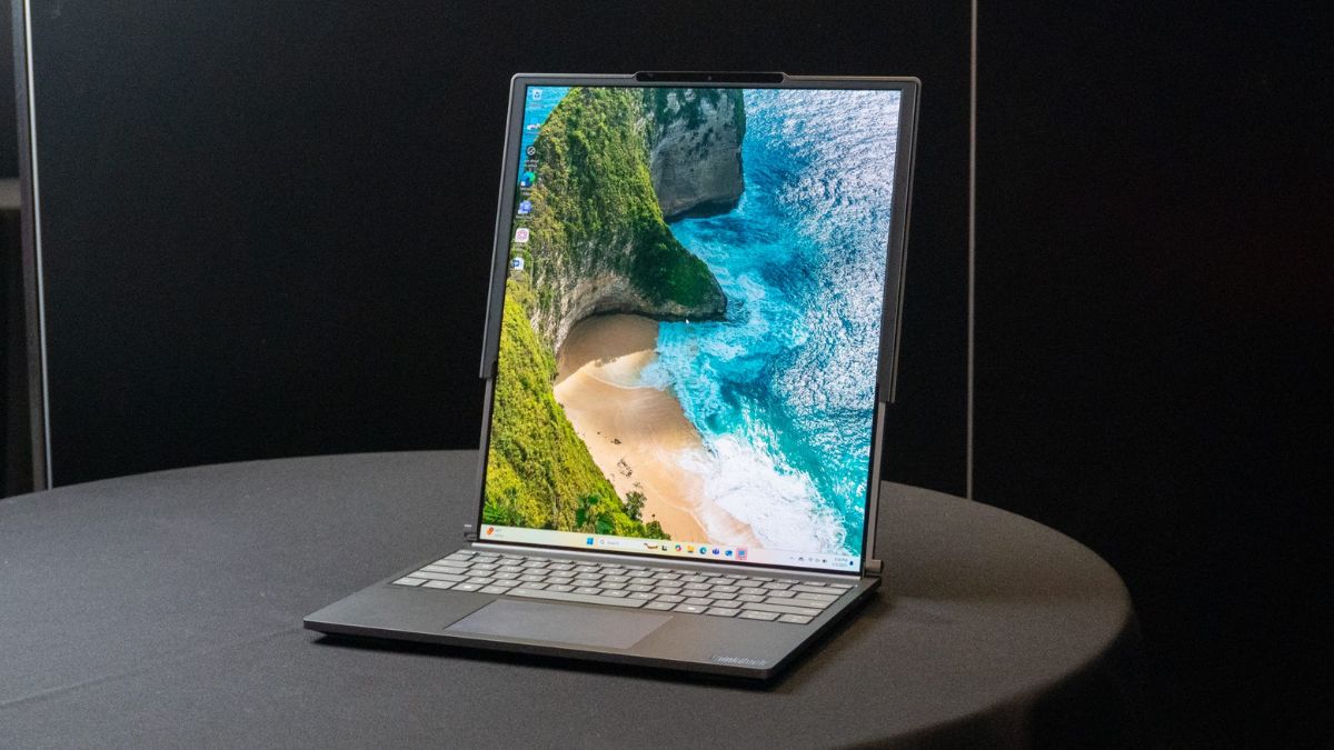 Lenovo surprised everyone, introduced the world's first rollable display laptop at CES 2025