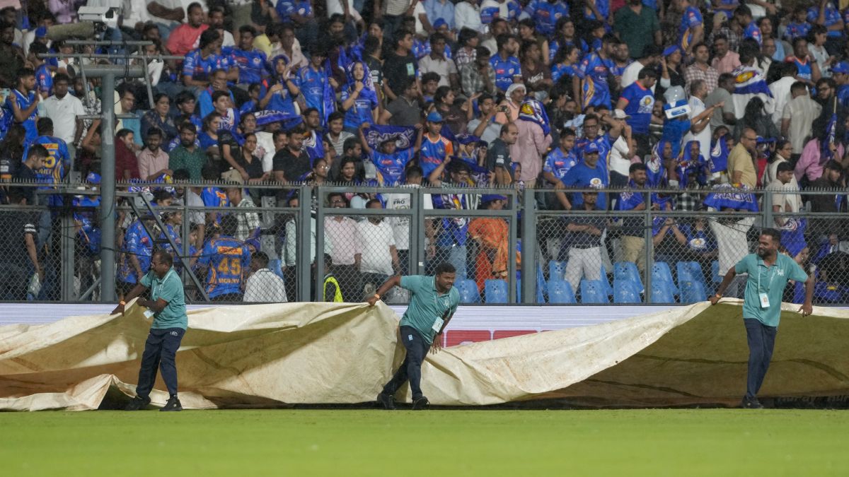 Mi vs DC Pitch Report: Will be of rain or wickets in Mumbai? Learn Pitch Report of Wankhede Stadium